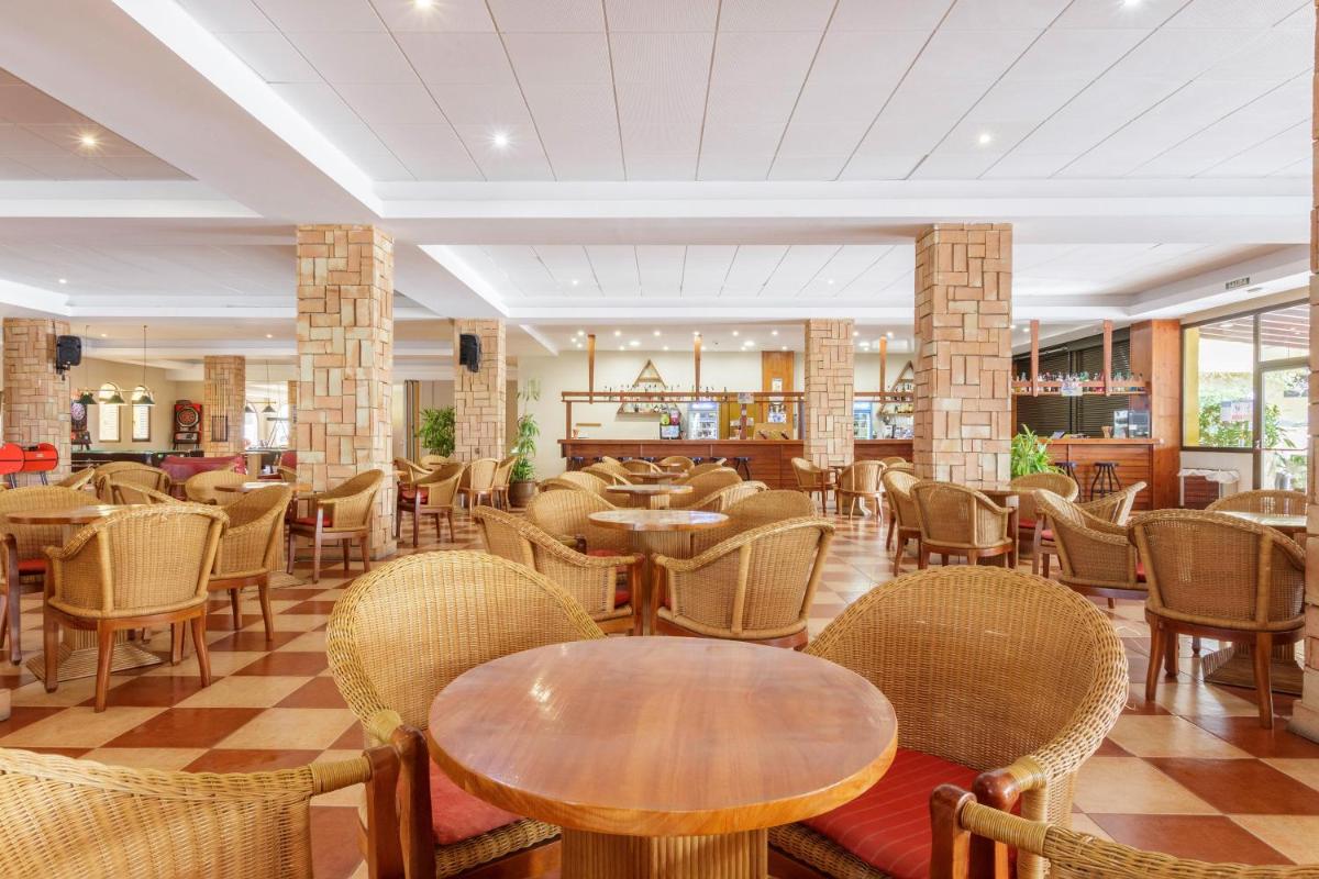 Un restaurante o sitio para comer en Apartamentos Best Alcazar
