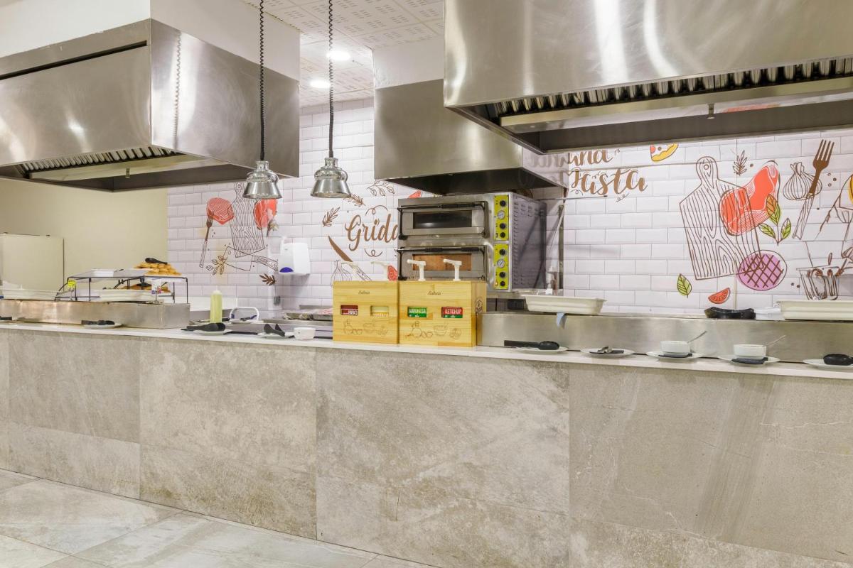 Una cocina o zona de cocina en Apartamentos Best Alcazar