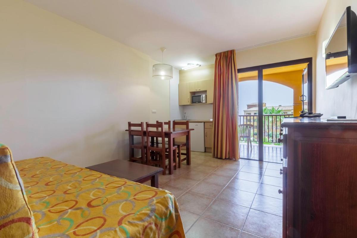 Una televisión o centro de entretenimiento en Apartamentos Best Alcazar
