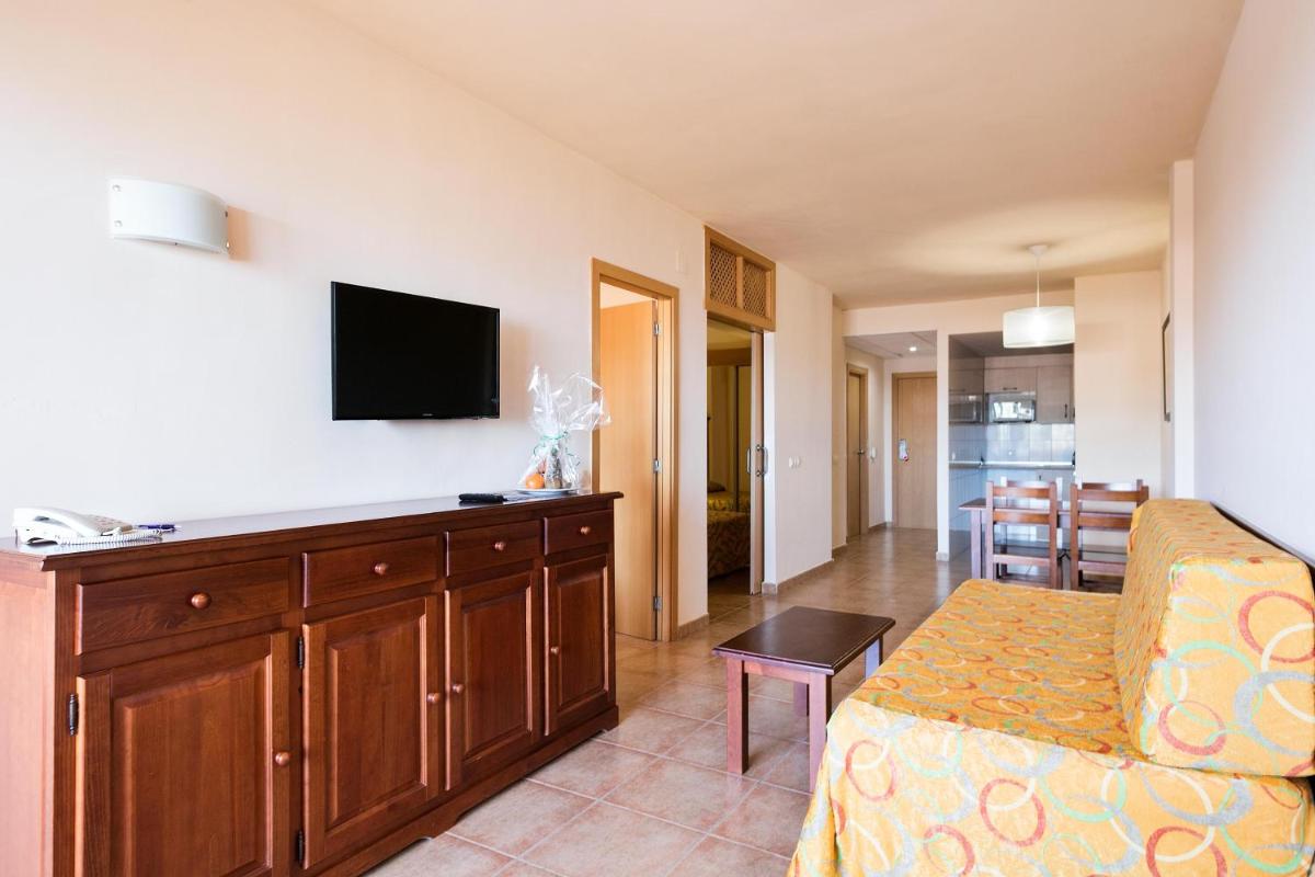 Una televisión o centro de entretenimiento en Apartamentos Best Alcazar