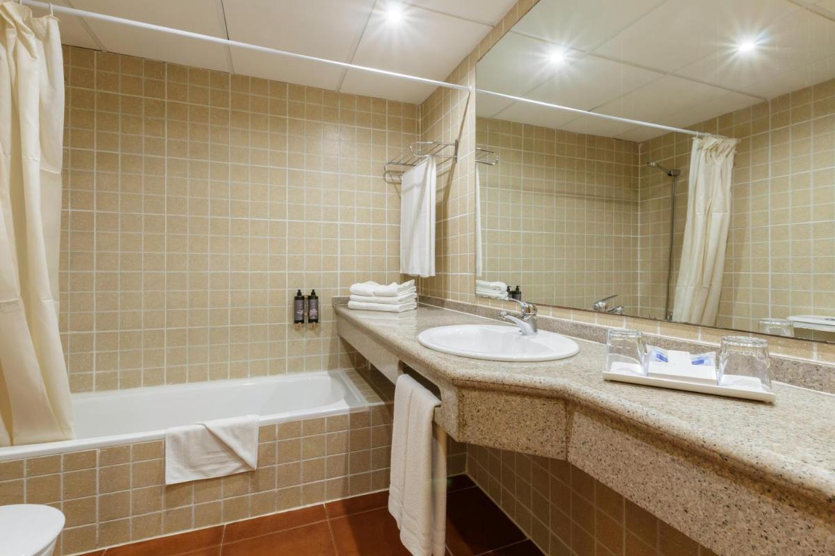 Un baño de Apartamentos Best Alcazar
