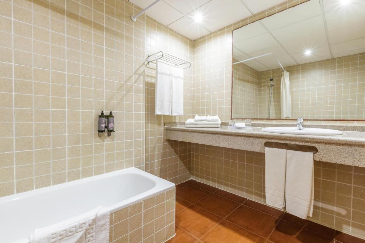 Un baño de Apartamentos Best Alcazar