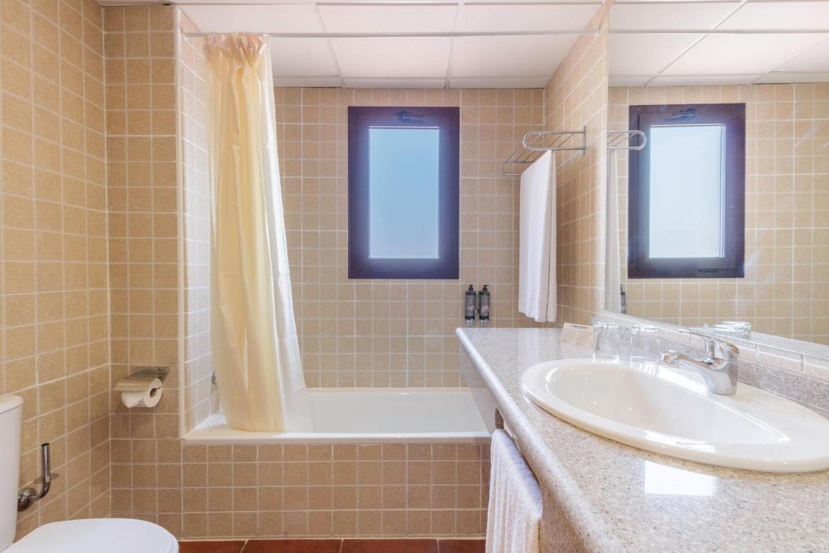 Un baño de Apartamentos Best Alcazar