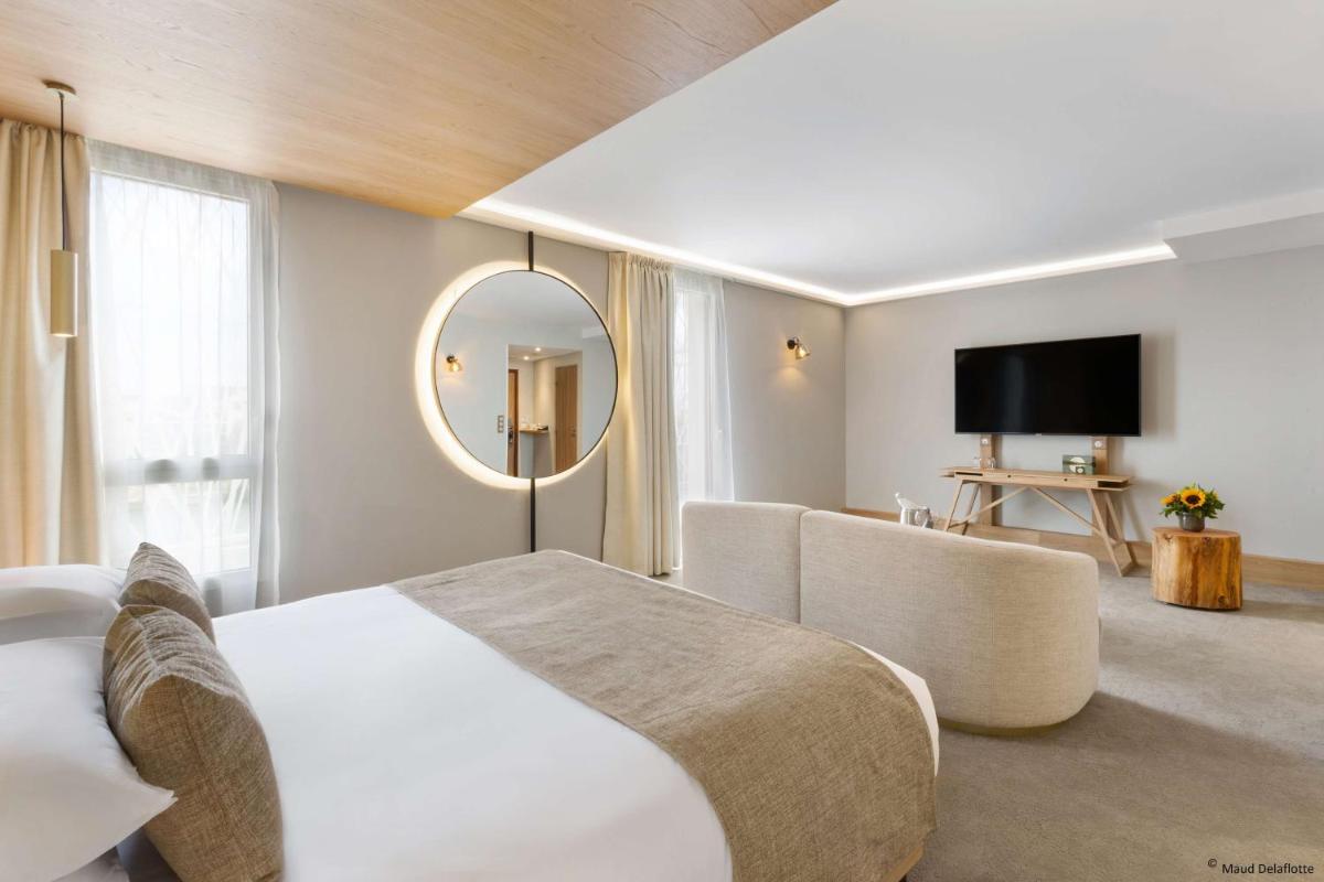 une chambre d'hôtel avec un lit et un miroir dans l'établissement Aiden by Best Western T'aim Hotel & SPA, à Compiègne