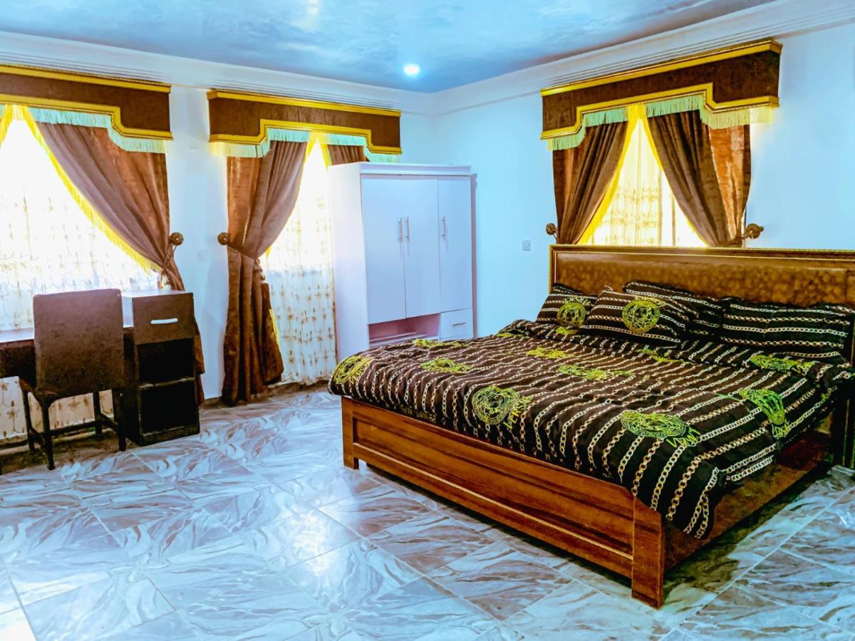 Lugbe Guest House by Select on Airport Rd, 3rooms, 3 King-sized Beds - Housity