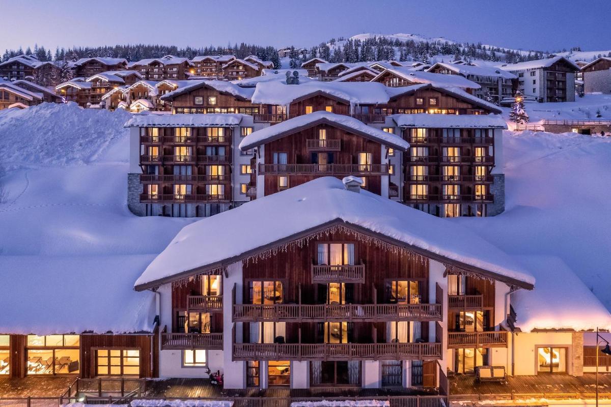 une station de ski avec des bâtiments recouverts de neige dans l'établissement ILY Hotels & Spa La Rosiere, à La Rosière