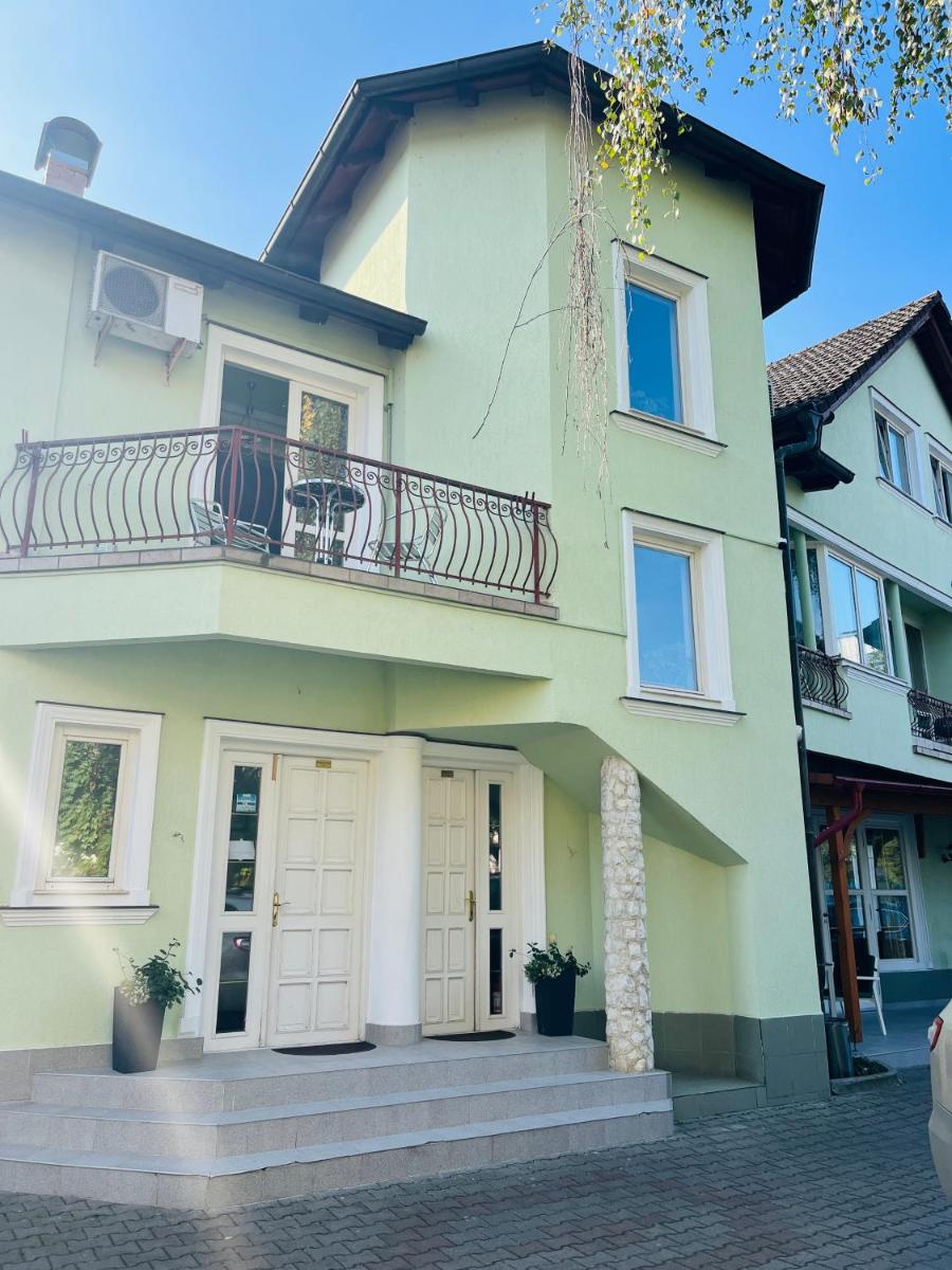 Pensiunea Curtea Bavareza - Housity