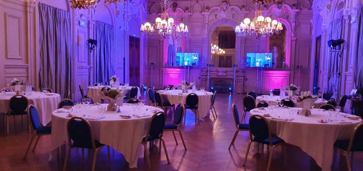 une salle de banquet avec des tables et des chaises blanches et des lustres dans l'établissement Westminster Hotel & Spa Nice, à Nice 136 autres photos