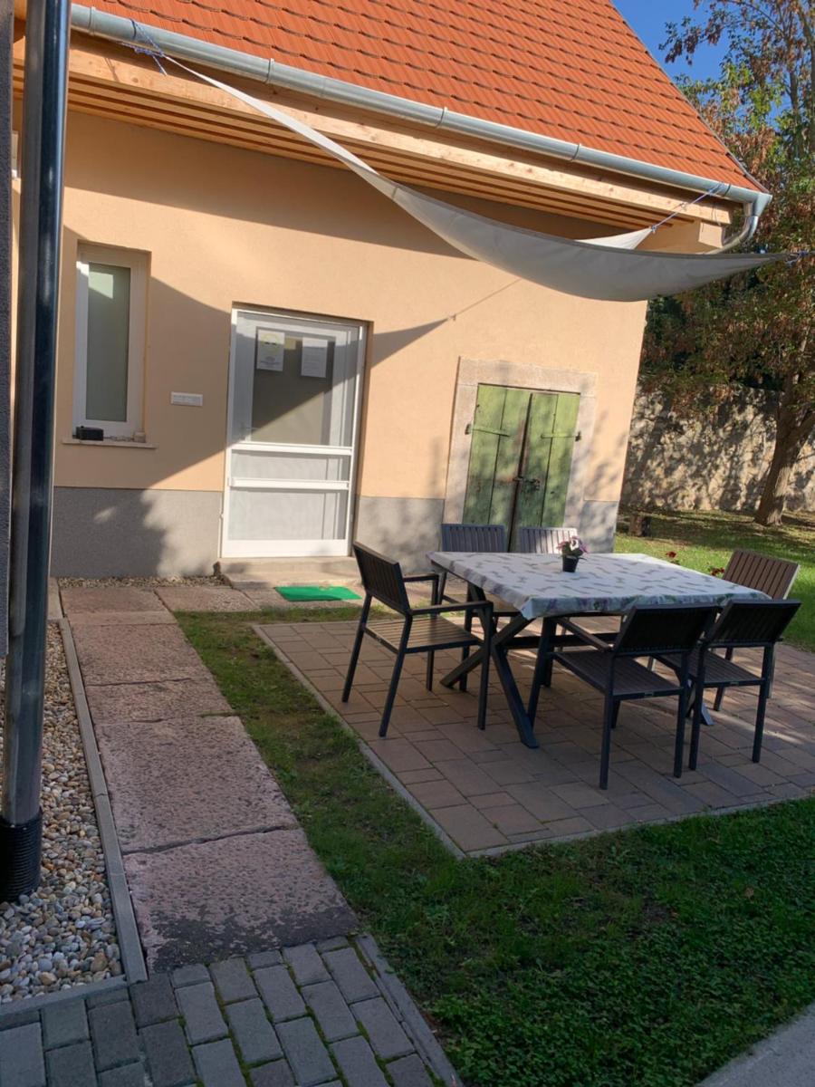 Ica Vendégház - Housity