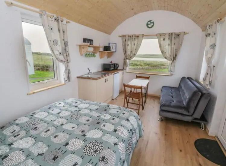The Snuggly Sheep Farm Stay Shepherd Hut - Housity