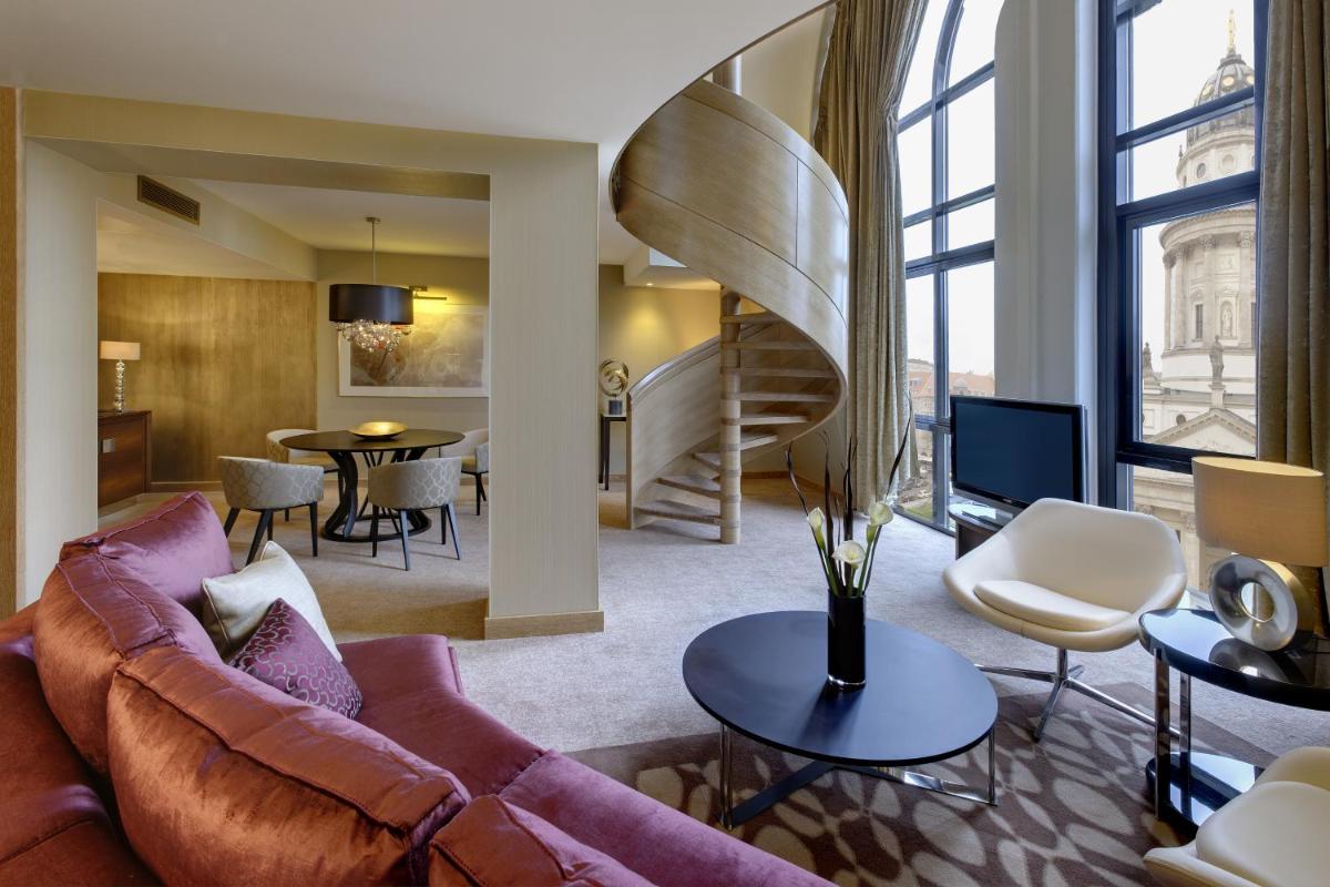 Ein Sitzbereich in der Unterkunft Hilton Berlin