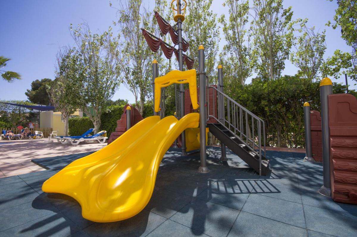 Zona de juegos infantil en azuLine Hotel Bergantin