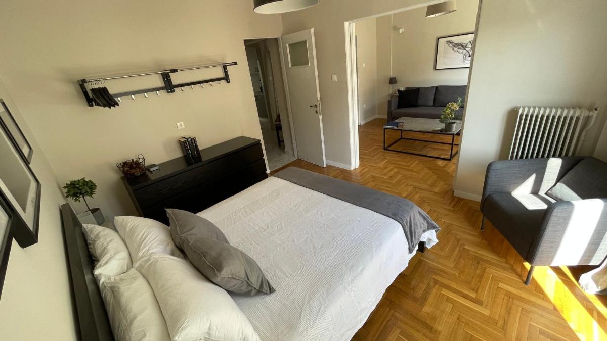 Suitetrails - 4 Newly Renovated Charming Apartments steps from Panormou Metro Station