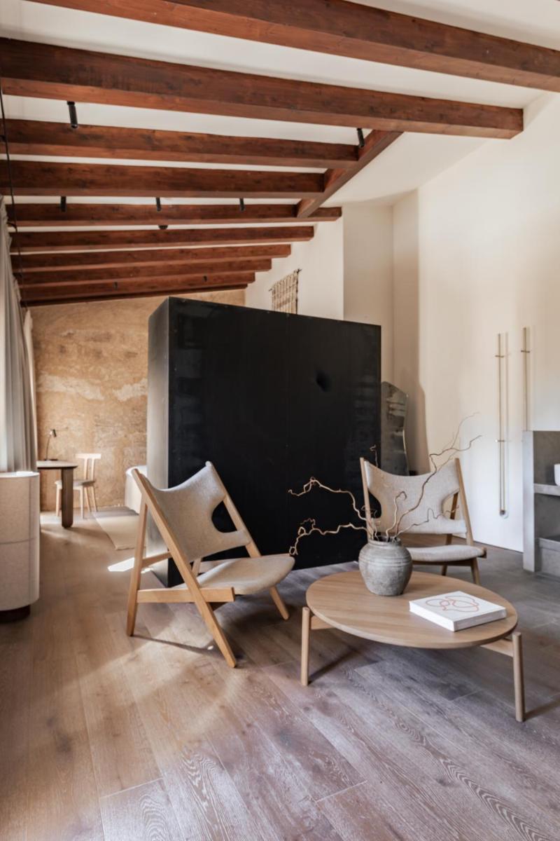 Una sala de estar con dos sillas y una mesa. en Nobis Hotel Palma, a Member of Design Hotels, en Palma de Mallorca