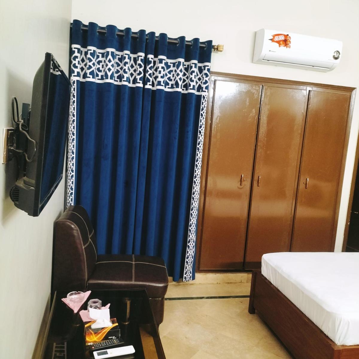 S PALACE Family Guest House Near Agha KHan Hospital - Housity