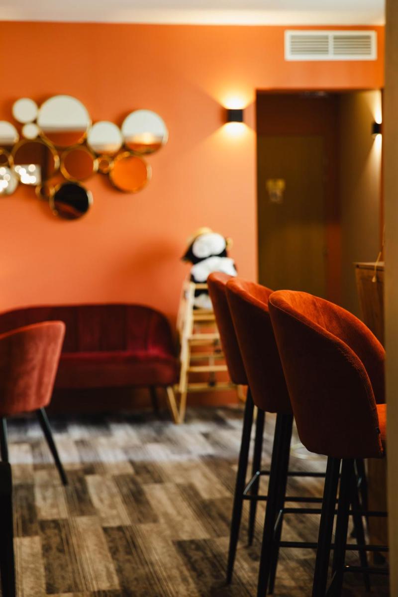 Coin salon dans l'établissement Le Castel Cabourg hôtel & SPA- Restaurant La Calypso