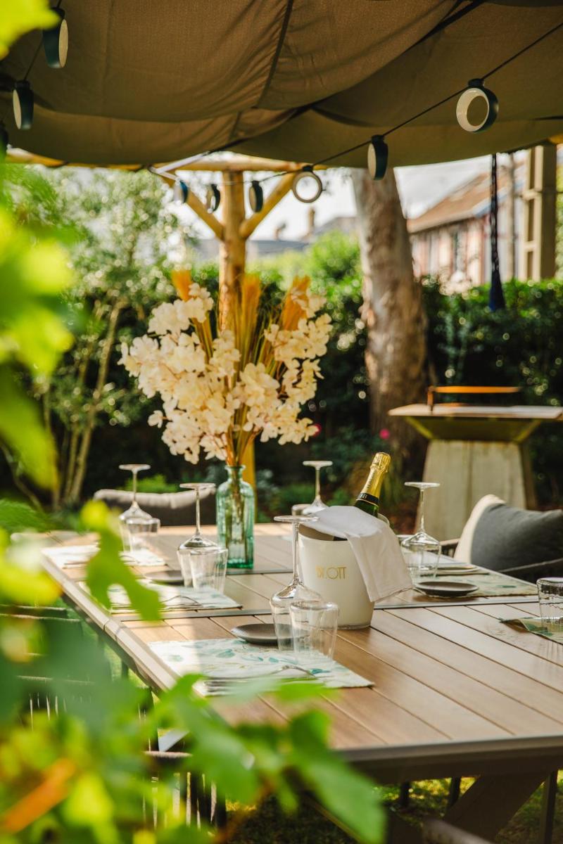 Jardin de l'établissement Le Castel Cabourg hôtel & SPA- Restaurant La Calypso