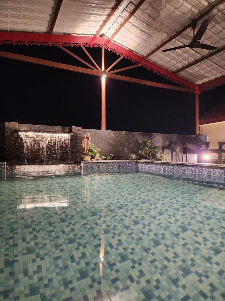 Param Country Home With Pool - Housity