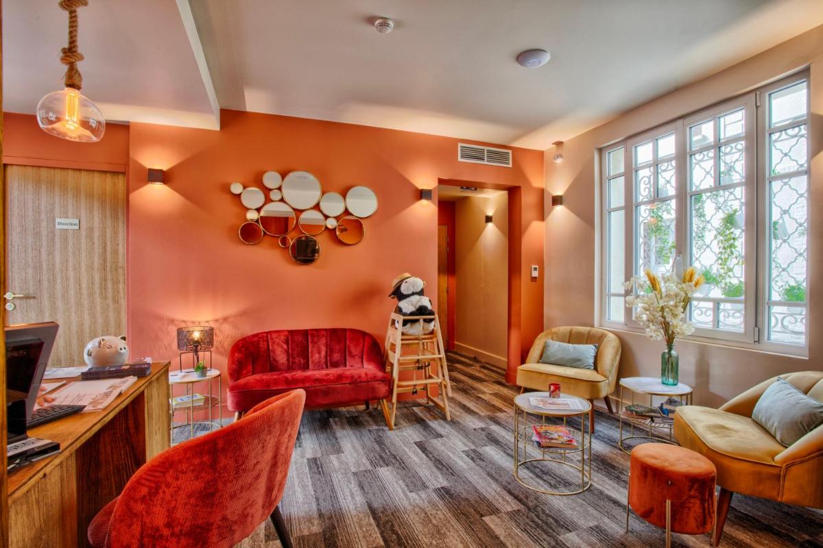 Coin salon dans l'établissement Le Castel Cabourg hôtel & SPA- Restaurant La Calypso