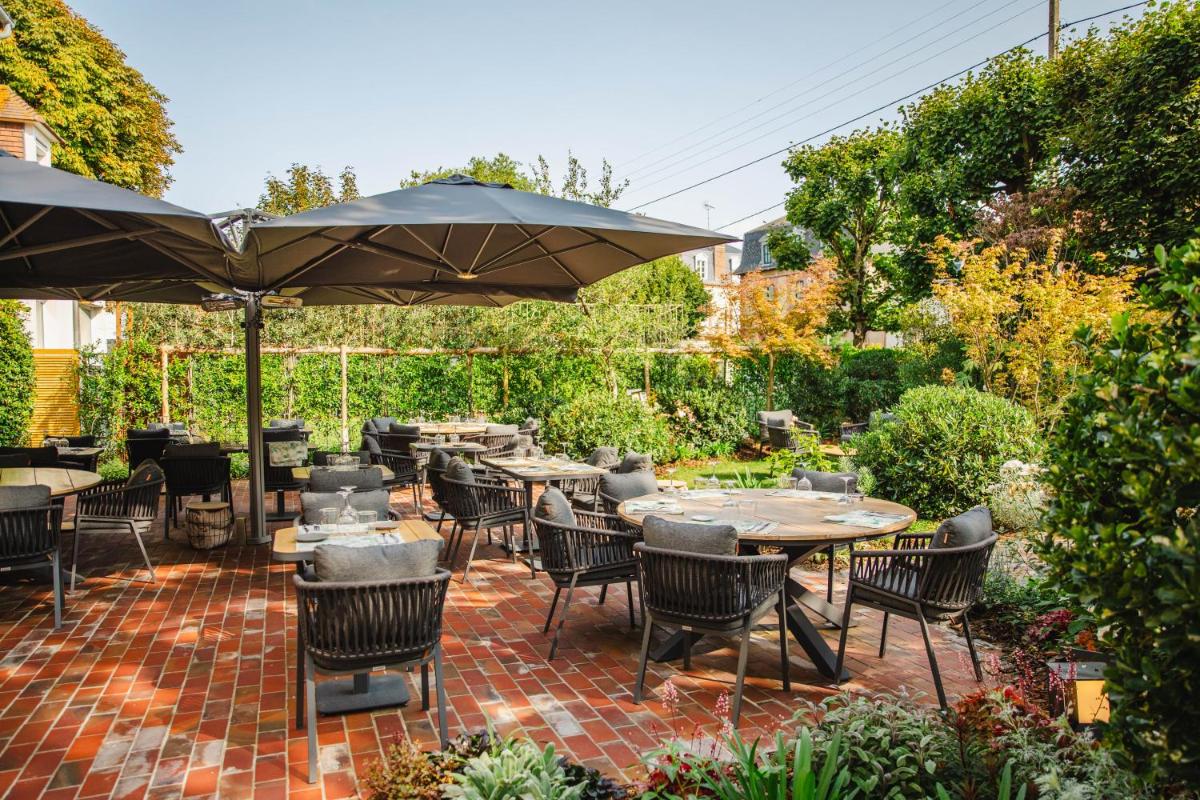 Jardin de l'établissement Le Castel Cabourg hôtel & SPA- Restaurant La Calypso