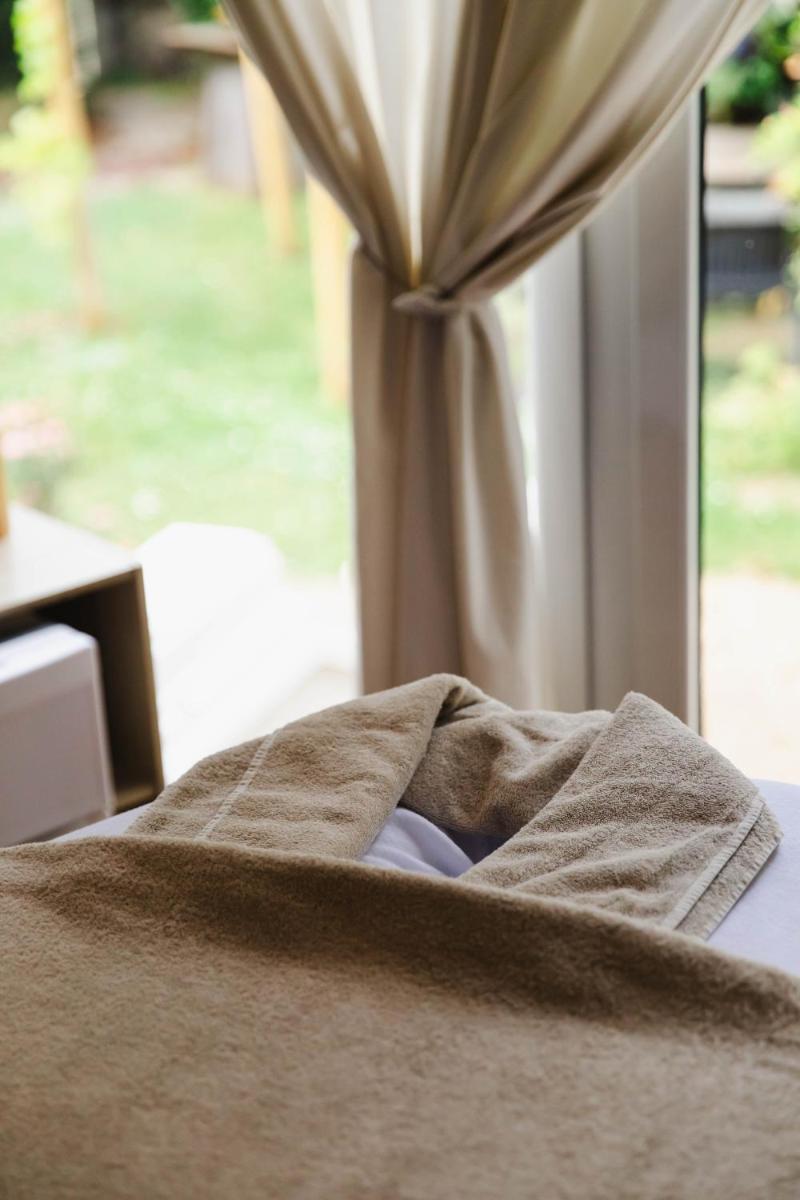 Un ou plusieurs lits dans un hébergement de l'établissement Le Castel Cabourg hôtel & SPA- Restaurant La Calypso