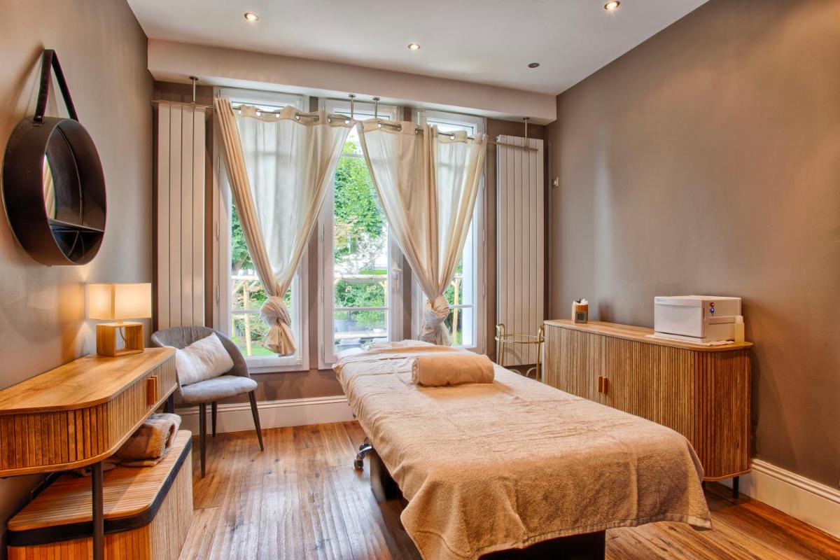 Un ou plusieurs lits dans un hébergement de l'établissement Le Castel Cabourg hôtel & SPA- Restaurant La Calypso