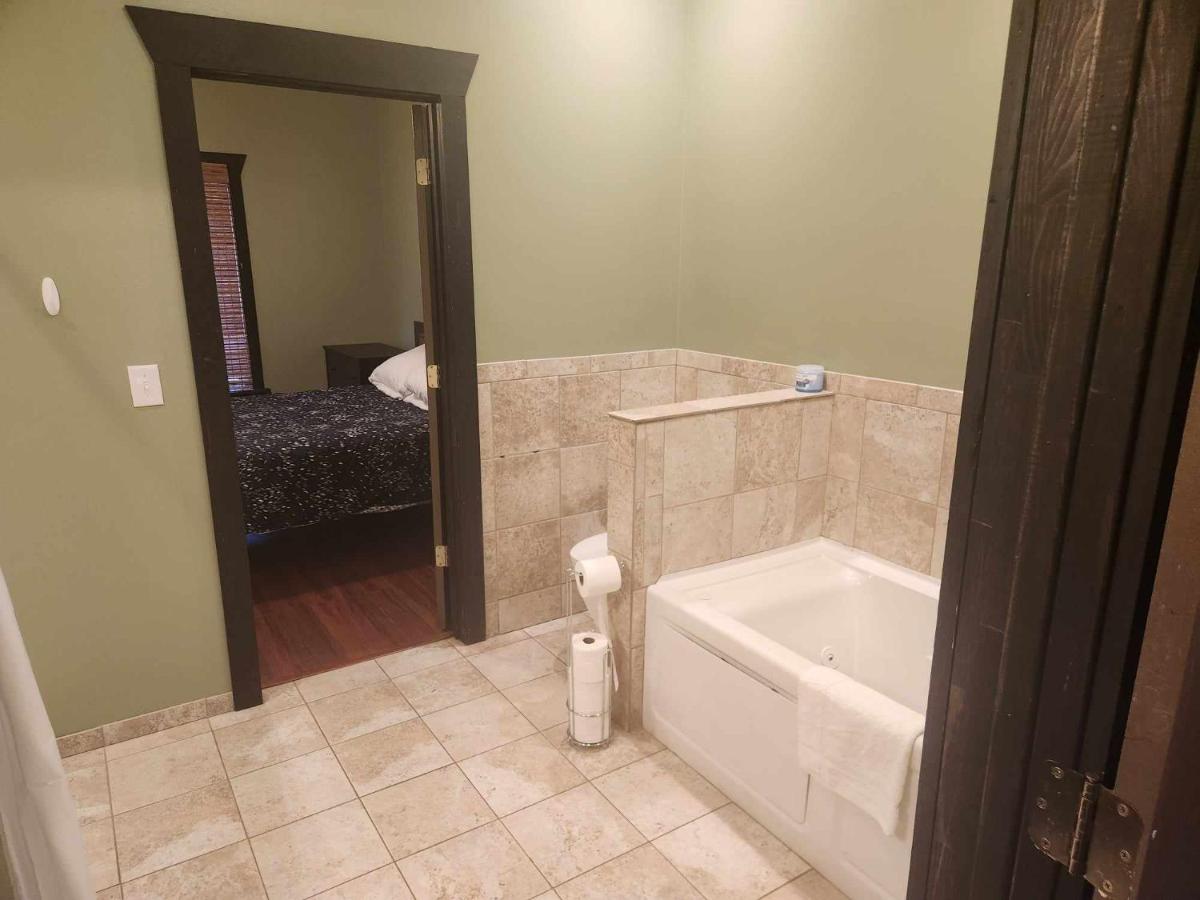 Diver's Den - Housity