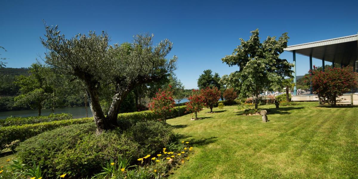 Jardín al aire libre en Laias Caldaria hotel y Balneario