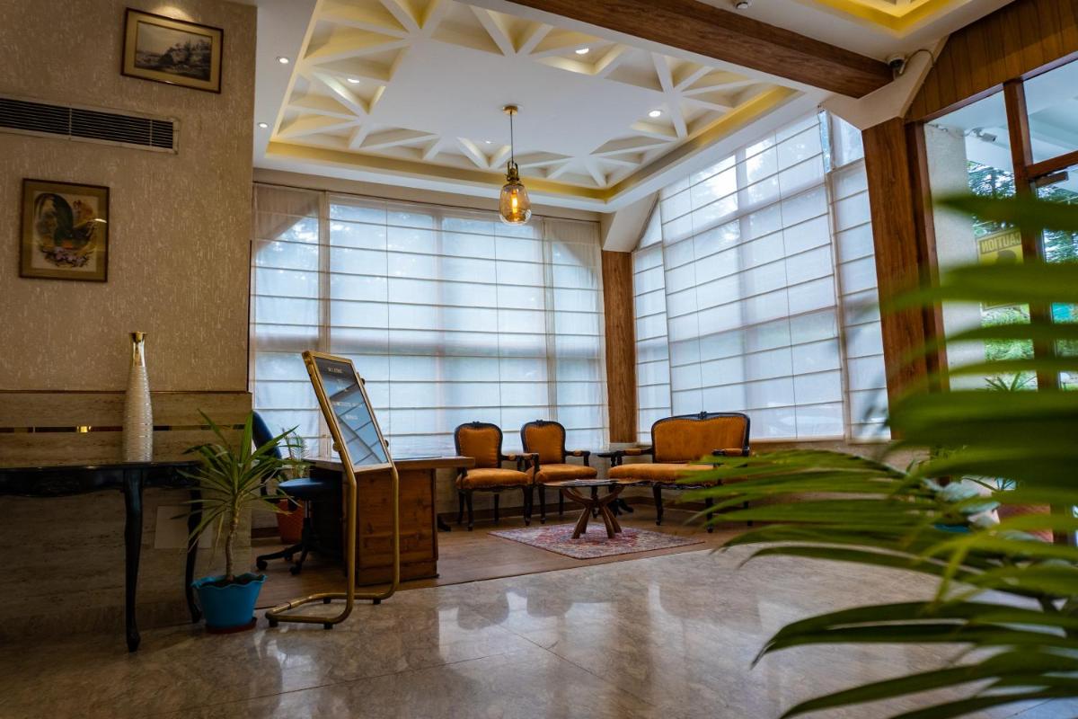 Hotel Snowcrests Manor - Housity