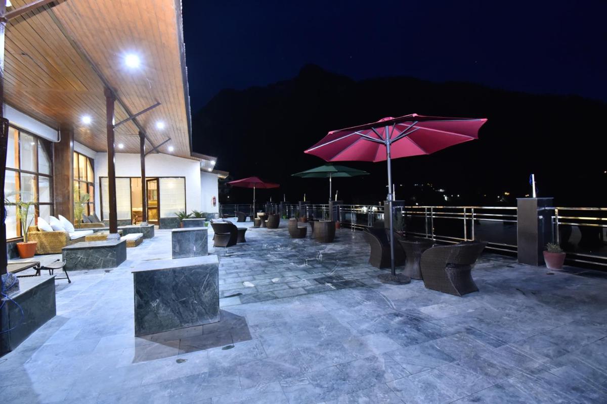 Hotel Snowcrests Manor - Housity