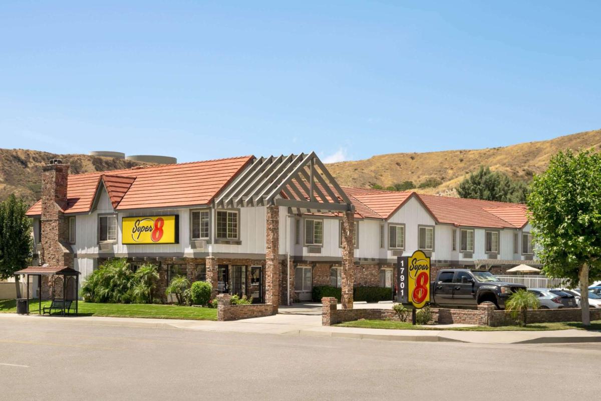 Super 8 by Wyndham Santa Clarita/Valencia - Housity