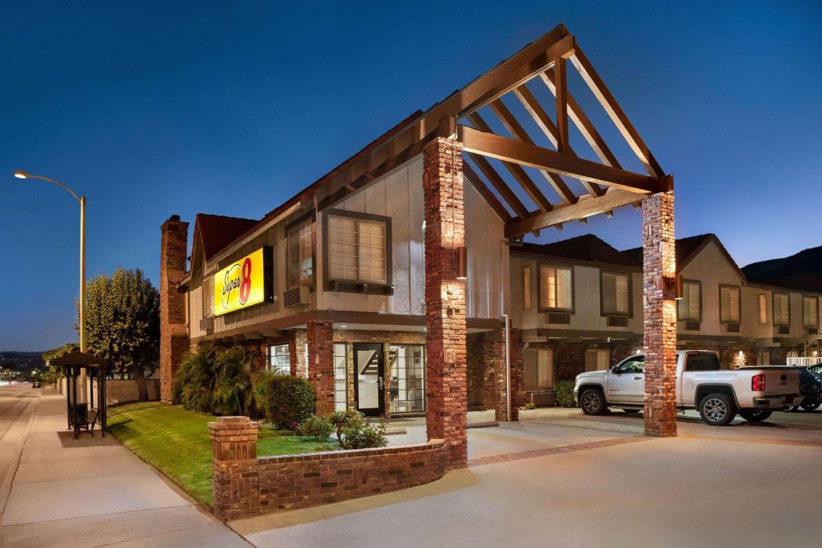 Super 8 by Wyndham Santa Clarita/Valencia - Housity