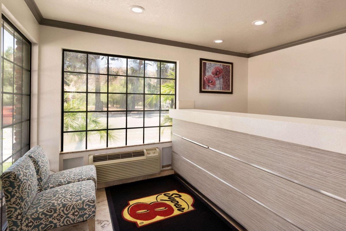 Super 8 by Wyndham Santa Clarita/Valencia - Housity