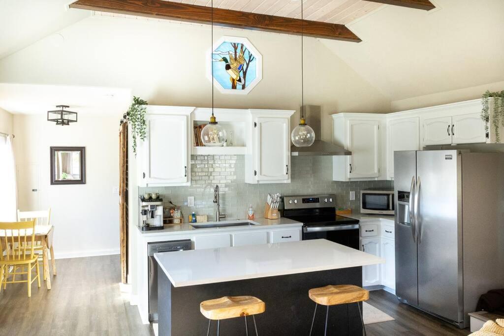 Waddle on Inn- Hot Tub, Pet Friendly, Fully Fenced, 5 Blocks to Beach! - Housity