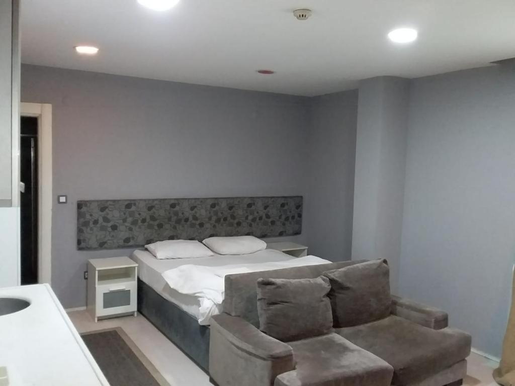 Adams suit - Housity