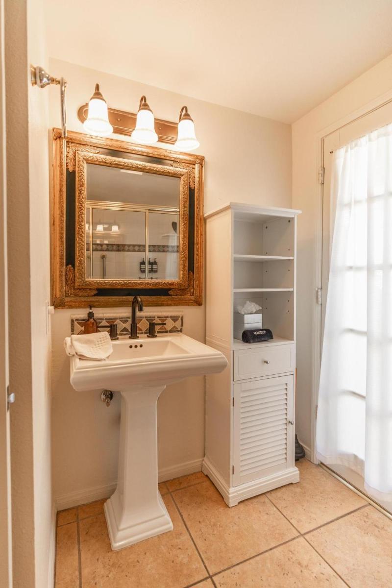 Old Ranch Inn - Adults Only 21 & Up - Housity