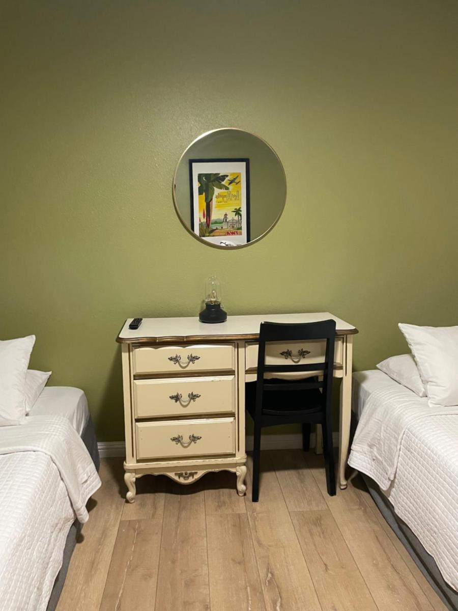 Private Room in Los Angeles with WIFI and AC and Private Fridge!!! - Housity