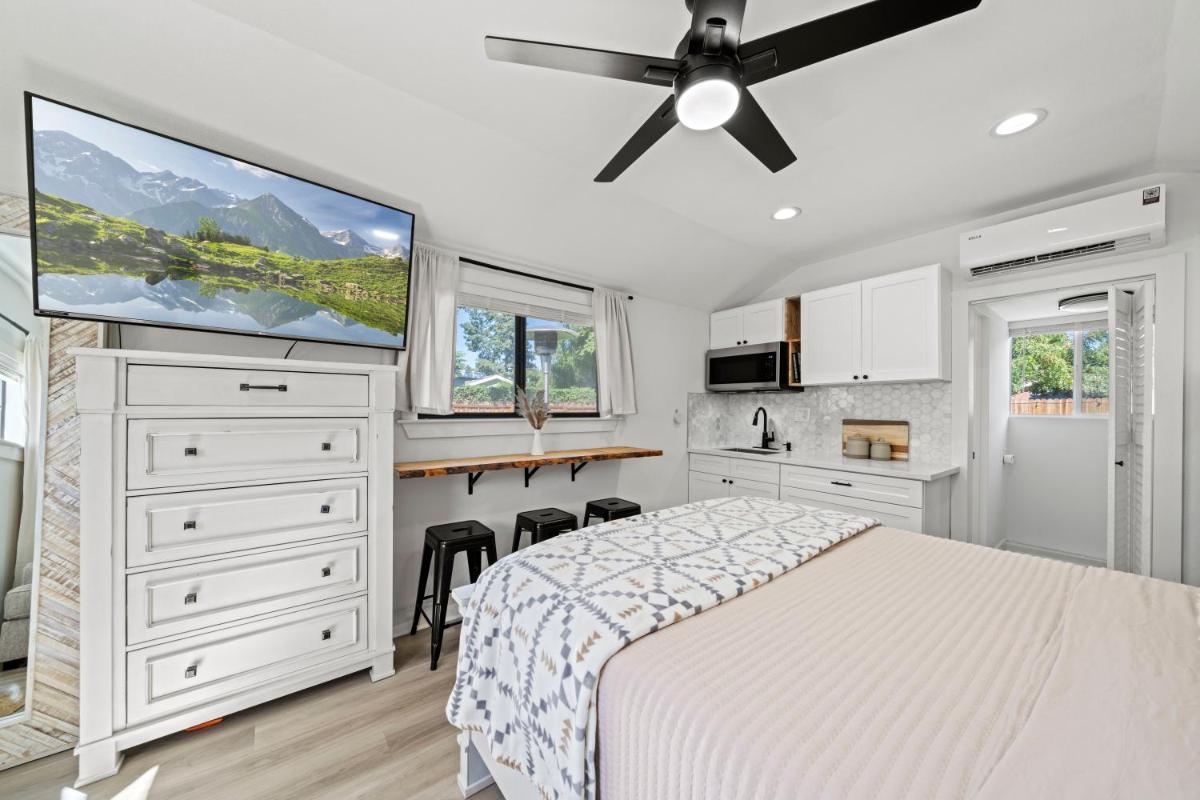 Magic Mountain 4 Bedroom 3 Bath Escape Modern Home - Housity