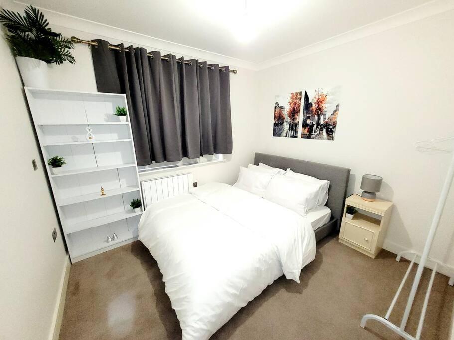Suitetrails - 2 BEDROOM APT WITH 2 COMFORTABLE KING SIZE BEDs, FREE PRIVATE PARKING, EASY ACCESS TO LONDON