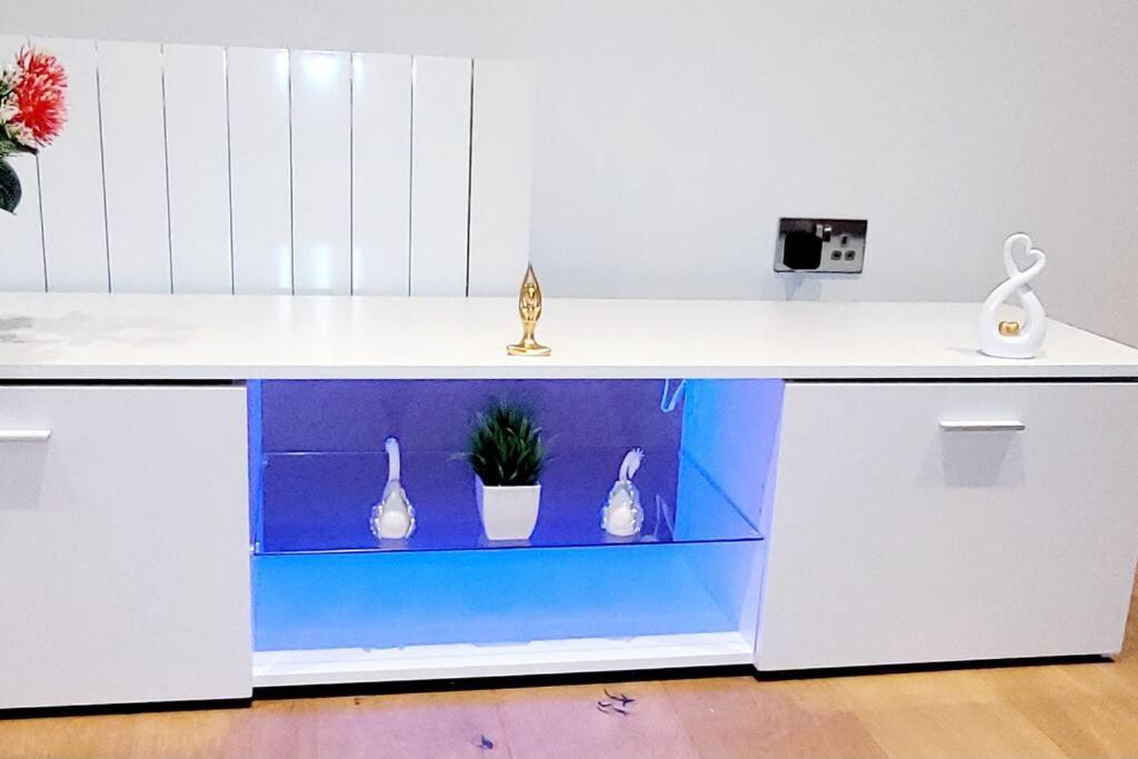 Suitetrails - 2 BEDROOM APT WITH 2 COMFORTABLE KING SIZE BEDs, FREE PRIVATE PARKING, EASY ACCESS TO LONDON