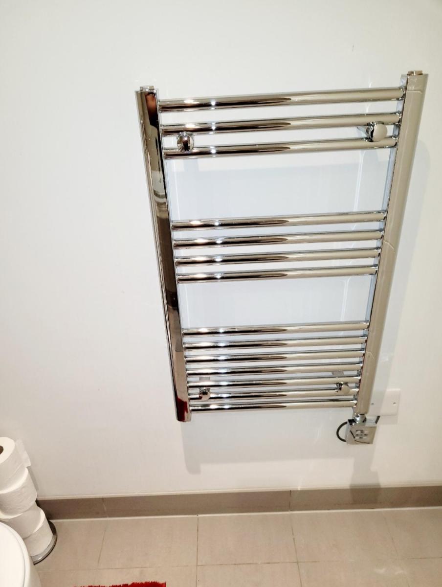 Suitetrails - 2 BEDROOM APT WITH 2 COMFORTABLE KING SIZE BEDs, FREE PRIVATE PARKING, EASY ACCESS TO LONDON
