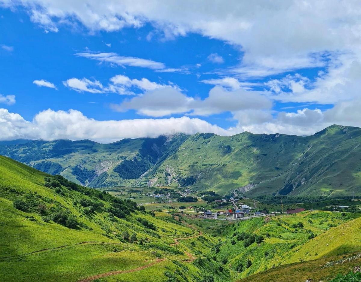 Touch the Mountains, Twins Hotel, New Gudauri - Housity