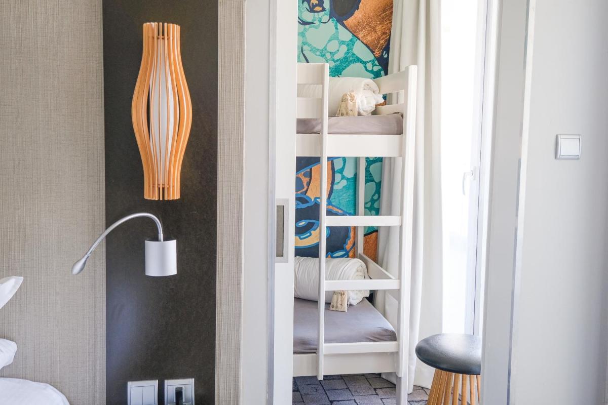 une chambre avec une étagère blanche dans l'établissement Thalazur Port-Camargue - Hotel & Spa, au Grau-du-Roi