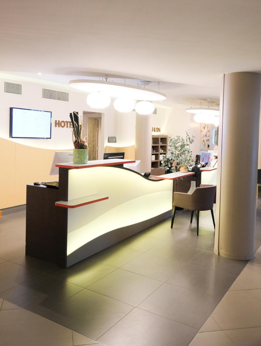 un hall de bureau avec une réception et des chaises dans l'établissement Thalazur Port-Camargue - Hotel & Spa, au Grau-du-Roi