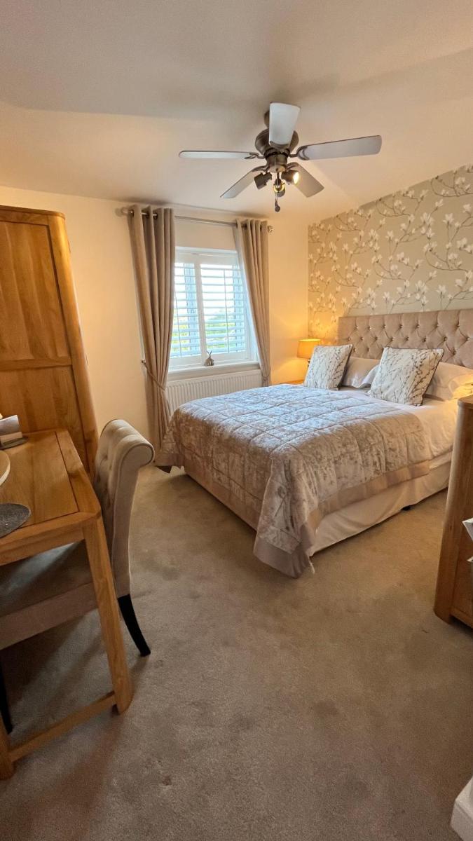 Boutique style room, King Sized Bed, Breakfast, Own Bathroom, Free Parking, Gosberton Village - Housity