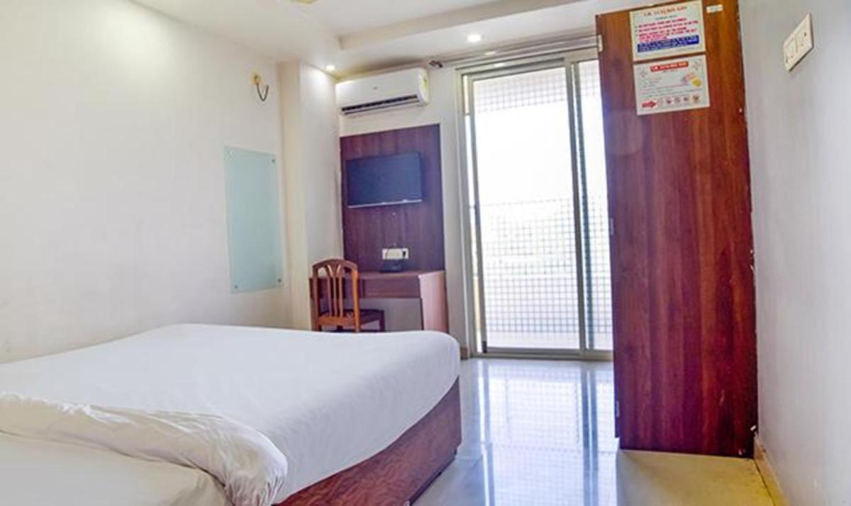 FabHotel IR Suites - Housity