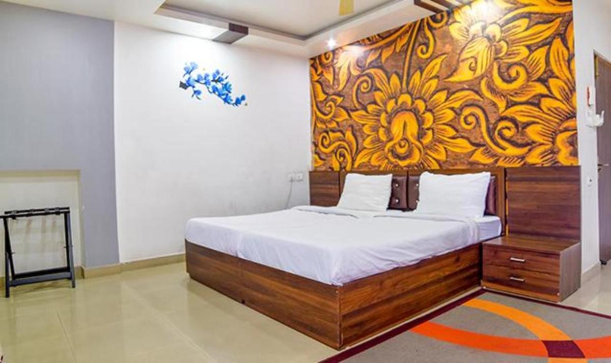 FabHotel IR Suites - Housity