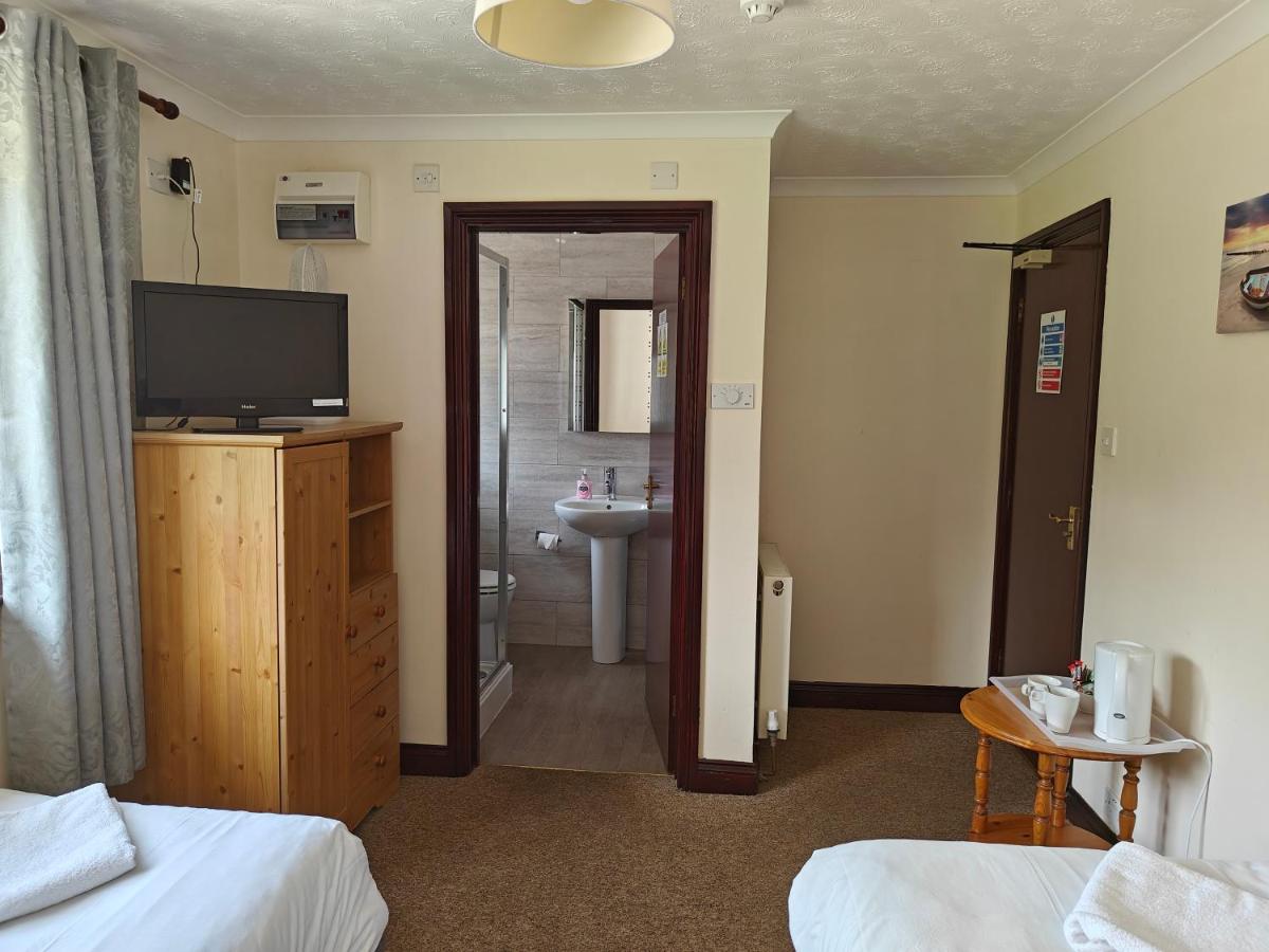 Little Foxes Hotel & Gatwick Airport Parking - Housity