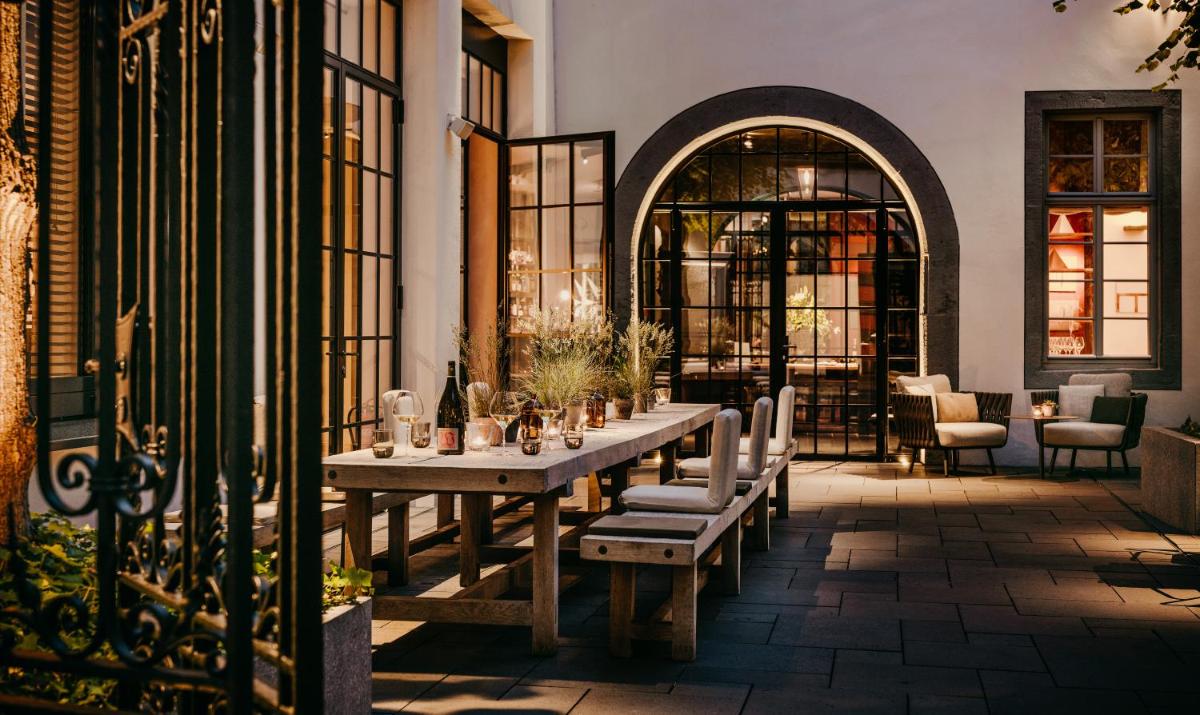 Ein Restaurant oder anderes Speiselokal in der Unterkunft Hotel PURS