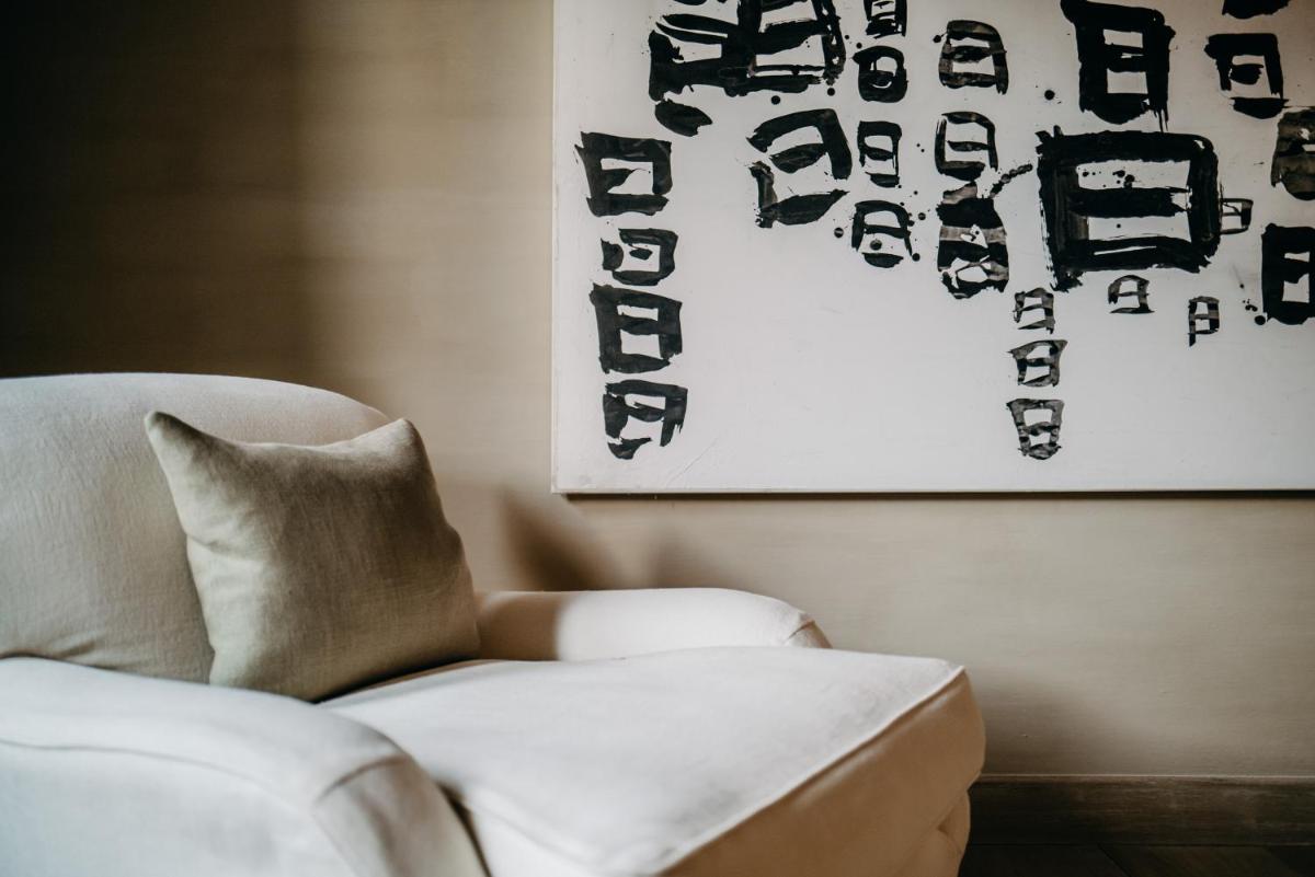 Ein Sitzbereich in der Unterkunft Hotel PURS